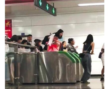 以为自己是袋鼠?乘客集体跳闸逃票 男男女女