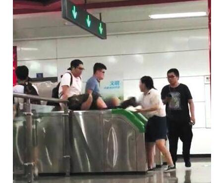 以为自己是袋鼠?乘客集体跳闸逃票 男男女女