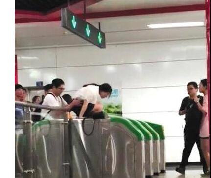 以为自己是袋鼠?乘客集体跳闸逃票 男男女女