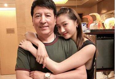 秒变乖乖女！关晓彤与爸爸合影 老爸开心比V父女乐开花