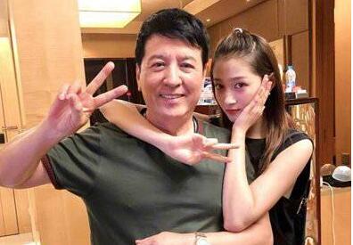 秒变乖乖女！关晓彤与爸爸合影 老爸开心比V父女乐开花