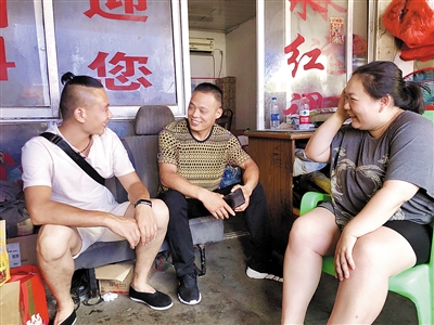 男子狂奔40米徒手接住坠楼女孩:老天送了我一个干女儿