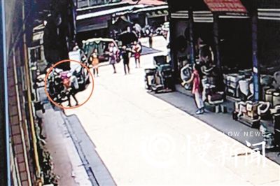 男子狂奔40米徒手接住坠楼女孩：老天送了我一个干女儿