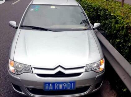 停车查导航被追尾 新手司机