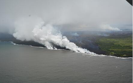 危险！夏威夷火山熔岩入太平洋 有毒蒸汽云弥漫科学家给出警示