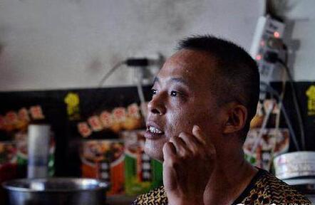 惊悚实拍!徒手接住坠楼女孩 平凡英雄