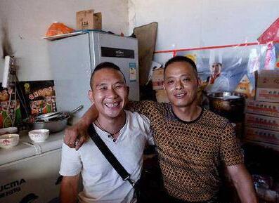 惊悚实拍!徒手接住坠楼女孩 平凡英雄