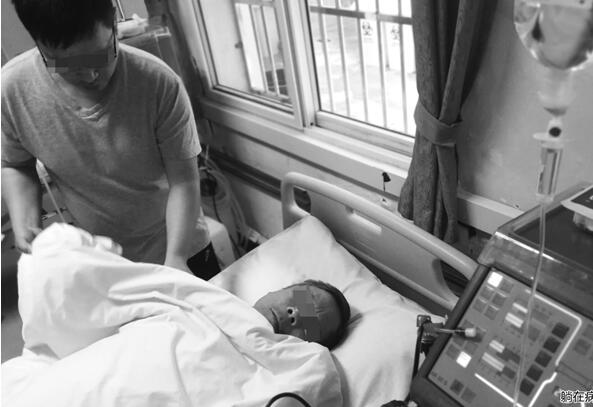 令人气愤！尿毒症老人被打透析管被扯坏 因行动缓慢被狠揍！