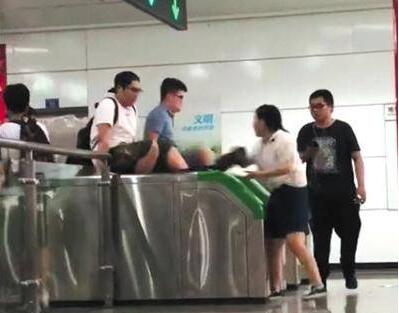 少侠好功夫!乘客集体跳闸逃票 草莓音乐节客流