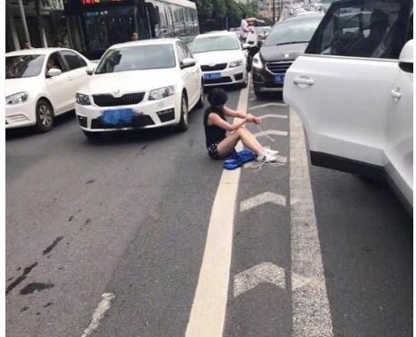 光天化日绑架?成都劫车绑架案 下班晚高峰