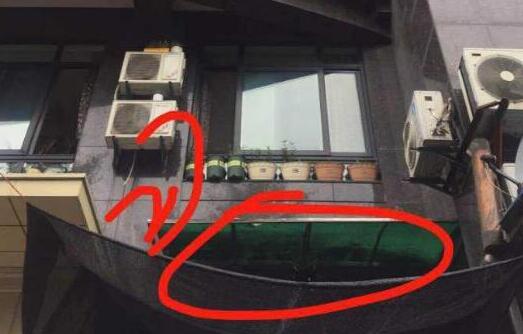 生死救援!快递哥救坠楼男童 小哥哥上演