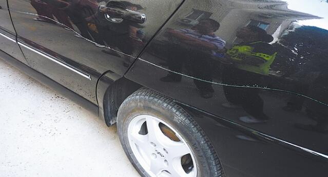 奇葩!划伤豪车后留字条:如果不给我 下次我还会来的 会更严重!