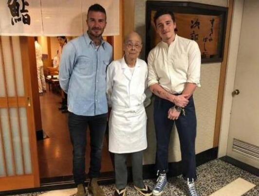 上阵父子兵?小贝大布同游东京帅炸了 老贝面露