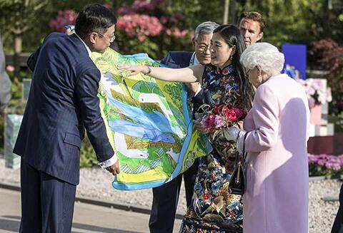 精神矍铄！英女王参观花展 万紫千红的花朵吸引了无数游人