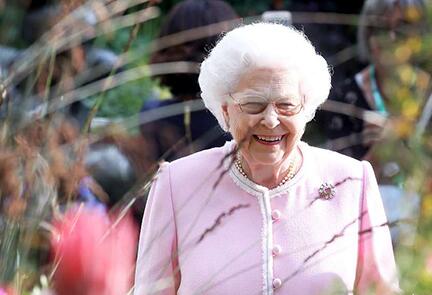 精神矍铄！英女王参观花展 万紫千红的花朵吸引了无数游人