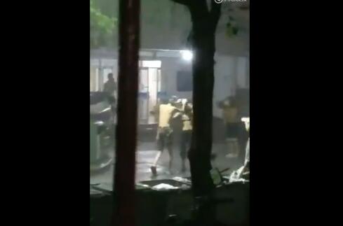 省钱了！男生雨中洗头搓澡 这波逆天操作可以说是很棒了