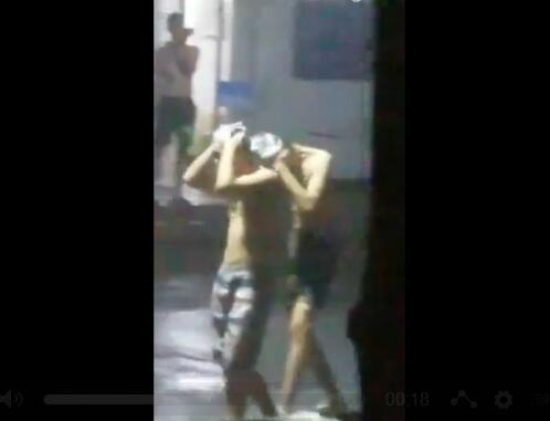 省钱了！男生雨中洗头搓澡 这波逆天操作可以说是很棒了