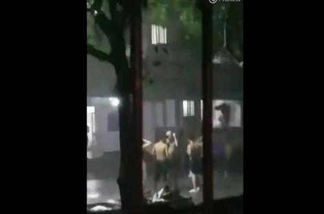 省钱了！男生雨中洗头搓澡 这波逆天操作可以说是很棒了