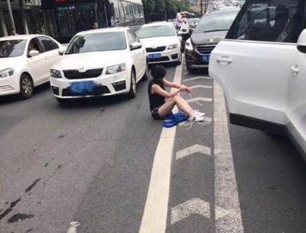 下班遭绑被塞后座?成都劫车绑架案 嫌犯遇车祸弃车逃跑被抓