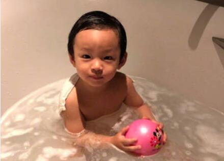 汪小菲晒儿女合照 网友:被弟弟