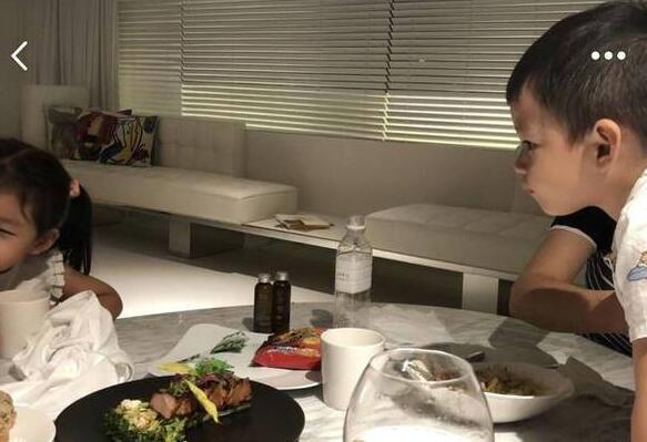 侧颜杀！汪小菲晒儿女合照 弟弟遗传了妈妈大S的优良基因