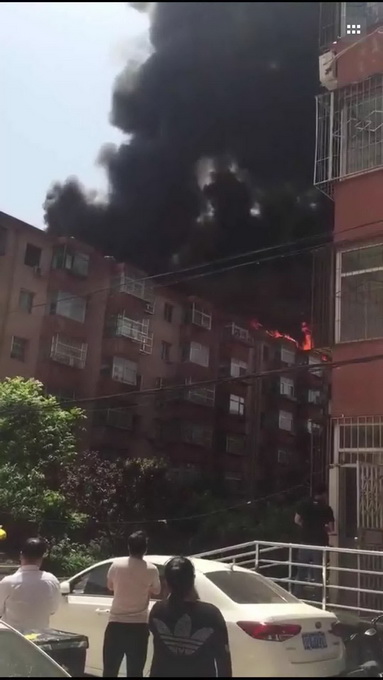 火光冲天！北京密云大楼起火 事发楼当时正在做楼顶防水