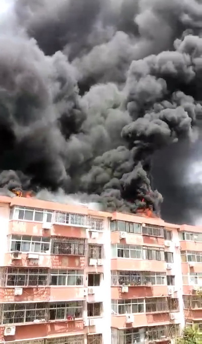 火光冲天！北京密云大楼起火 事发楼当时正在做楼顶防水