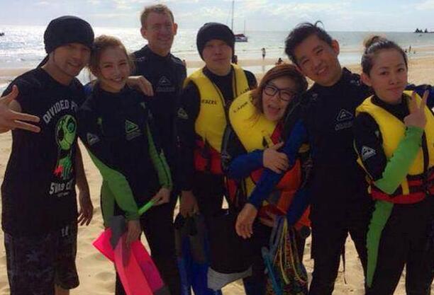 周董不站C位?昆凌晒家人合照 