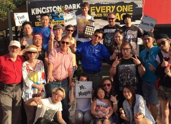 周董不站C位?昆凌晒家人合照 