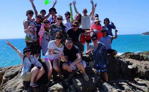 周董不站C位?昆凌晒家人合照 