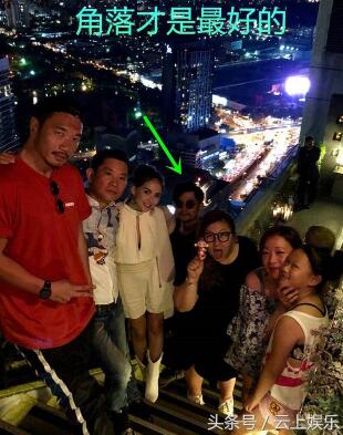 周董不站C位?昆凌晒家人合照 