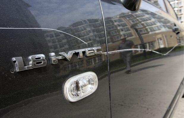 蠢哭了!划伤豪车后留字条惊呆车主 贷款男声