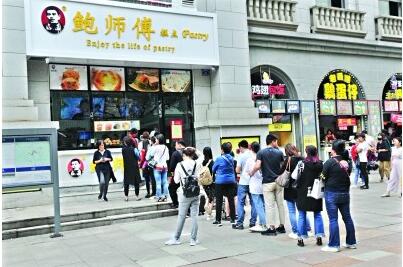 大白于天下！鲍师傅道歉 网红点雇人排队营造热卖氛围