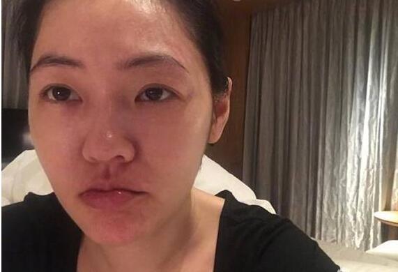 假装在睡觉！小S晒素颜照  