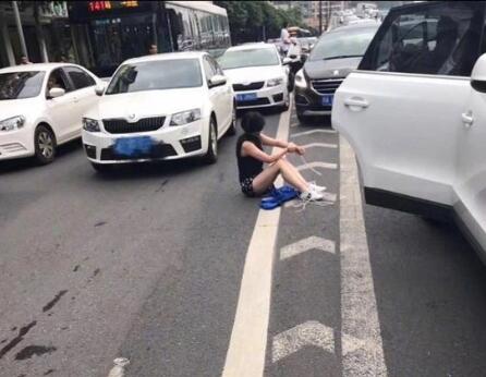 惊天追尾车祸?成都劫车绑架案 3车追尾牵出