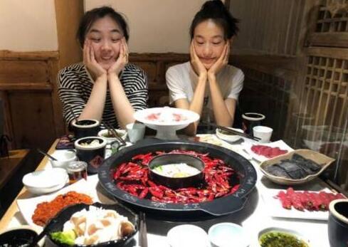 爱是陪伴?陈冠希成都开唱 秦舒培