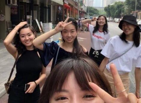 爱是陪伴?陈冠希成都开唱 秦舒培