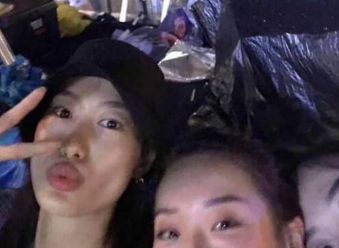 爱是陪伴?陈冠希成都开唱 秦舒培