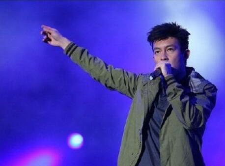 爱是陪伴?陈冠希成都开唱 秦舒培