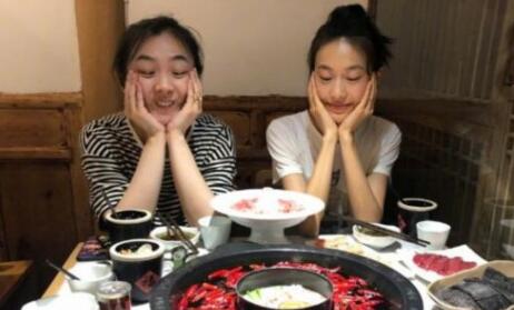 秒变小粉丝！陈冠希成都开唱 秦舒培现身陈冠希演唱会开心比V