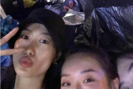 秒变小粉丝！陈冠希成都开唱 秦舒培现身陈冠希演唱会开心比V