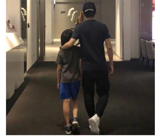 Kimi长这么大了!Kimi长腿抢镜 林志颖揽着儿子肩膀十分温馨