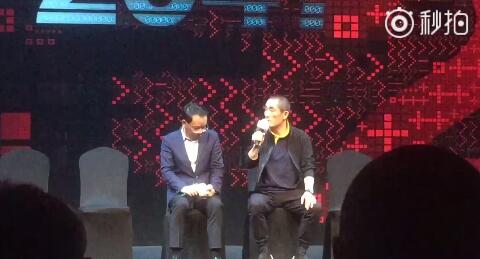 走路还玩手机？张艺谋吐槽低头族 三个孩子搞不好都是“低头族”