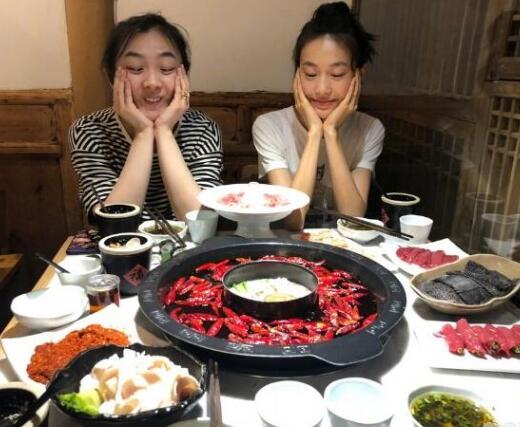 一秒变迷妹！陈冠希成都开唱 秦舒培与闺蜜现身吃喝玩乐火锅吃到嗨