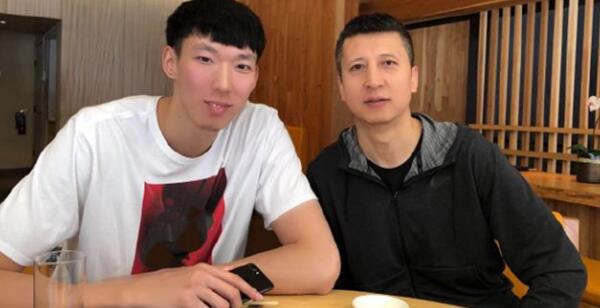 有家人自远方来，不亦乐乎！周琦与郭士强合影 