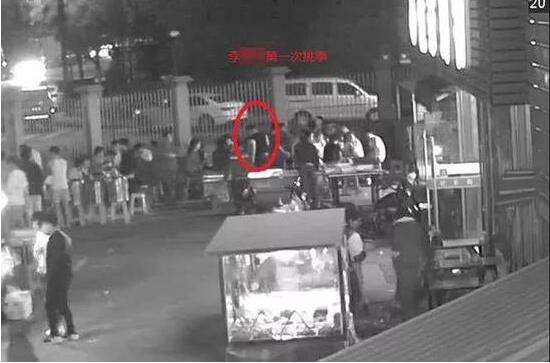 模仿抖音菜换肉 有人把筷子伸向了陌生人结果惊动警察摊上事