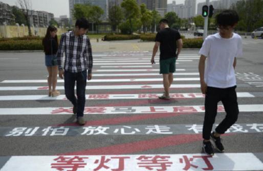 单身狗的暴击?心形斑马线现身武汉甜炸了 司机与行人间的暖心告白有爱了