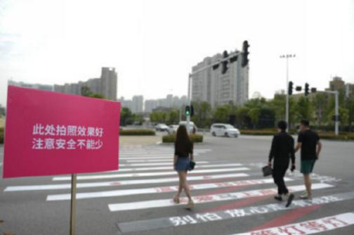 单身狗的暴击?心形斑马线现身武汉甜炸了 司机与行人间的暖心告白有爱了