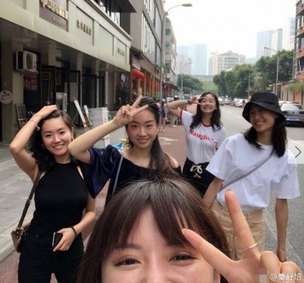 夫唱妇随！陈冠希成都开唱 秦舒培现身陈冠希演唱会秒变小粉丝