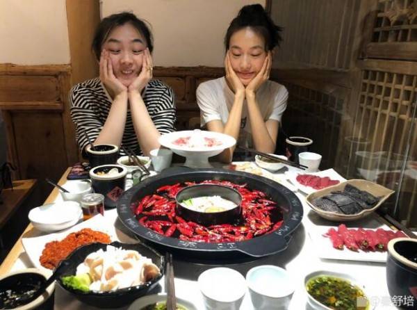 夫唱妇随！陈冠希成都开唱 秦舒培现身陈冠希演唱会秒变小粉丝